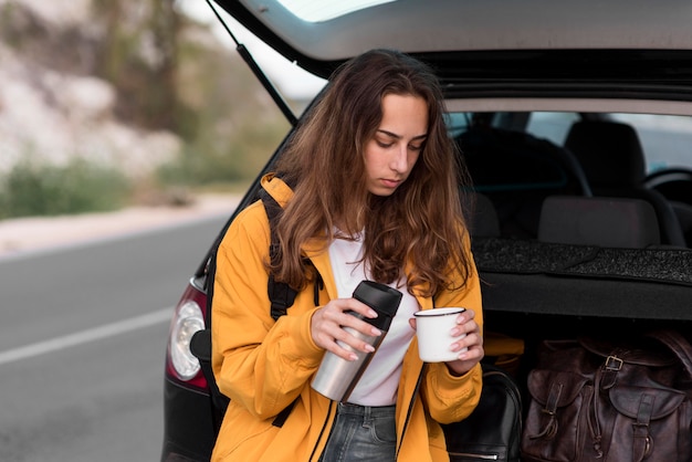 Ragazza giovane versando il caffè nella tazza