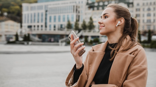 Ragazza graziosa che propone all'aperto