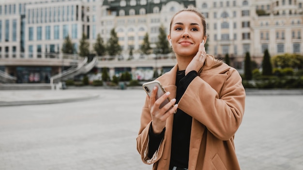 Ragazza graziosa che propone all'aperto