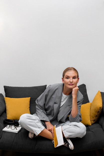 Ragazza graziosa che propone alla biblioteca