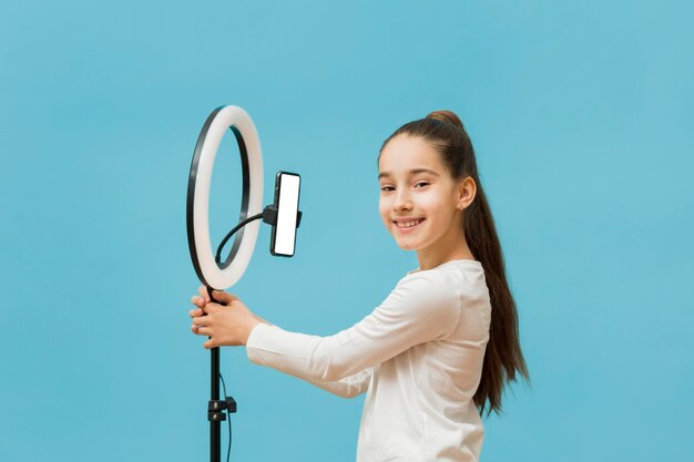 Ragazza graziosa che si prepara per registrare video