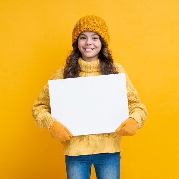 Ragazza graziosa con un poster in mano