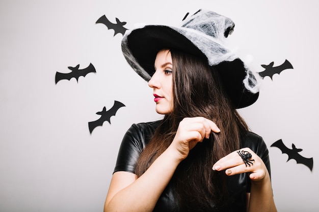 Ragazza graziosa in cappello da partito di Halloween