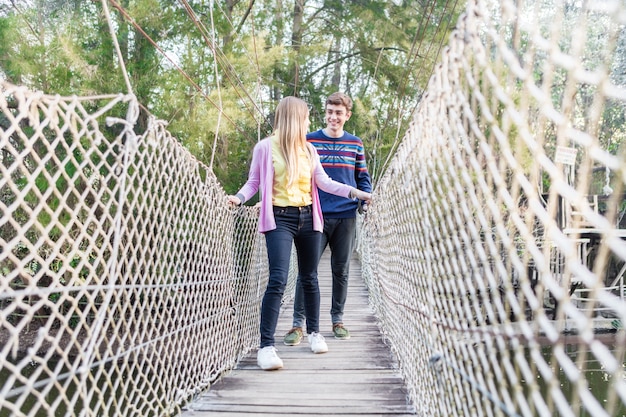 Ragazza guardando il suo ragazzo mentre attraversava il ponte