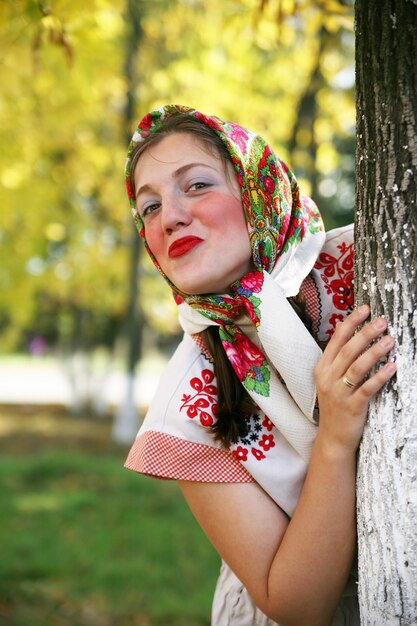 Ragazza in abiti tradizionali russi