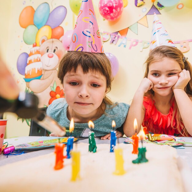 Ragazza in attesa di torta di compleanno