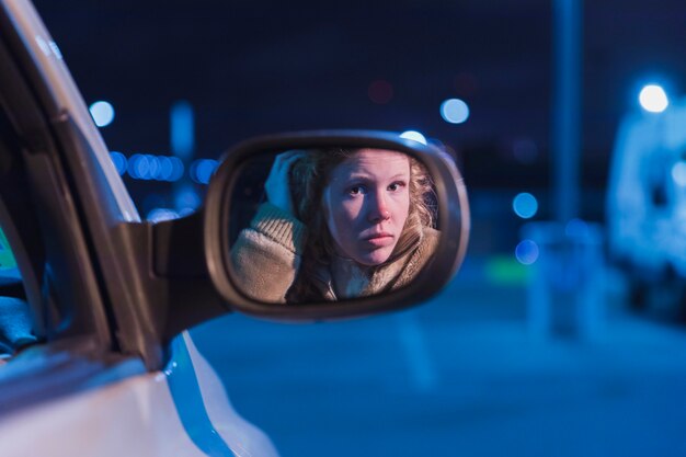 Ragazza in auto di notte