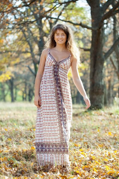 Ragazza in autunno parco