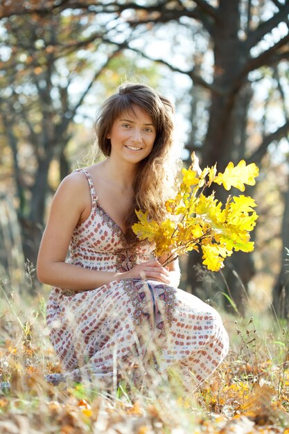 Ragazza in autunno parco