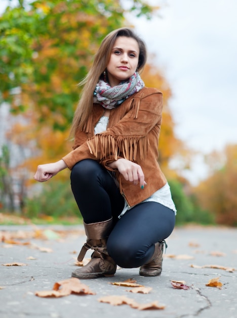 Ragazza in autunno parco