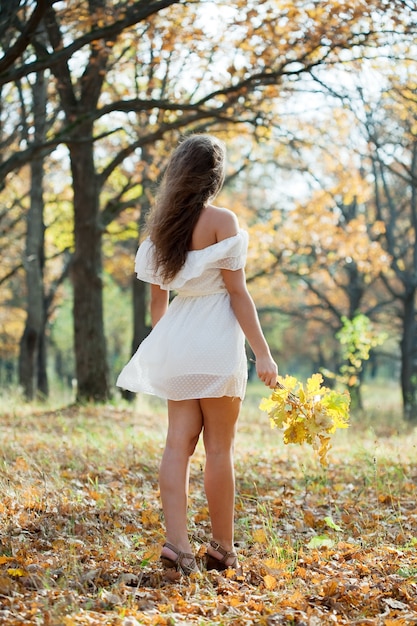 Ragazza in autunno parco