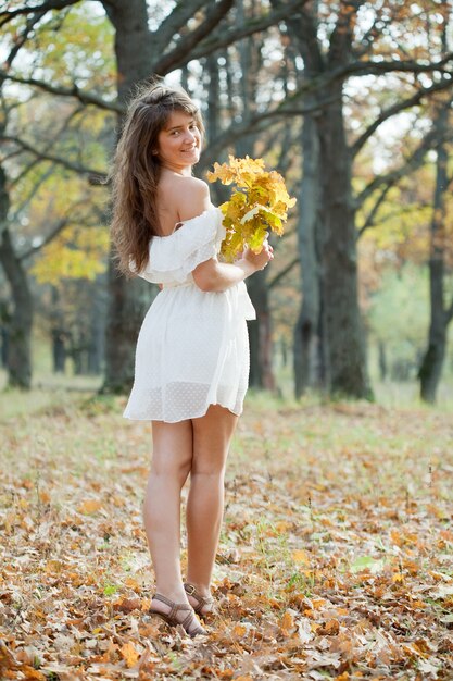 Ragazza in autunno parco