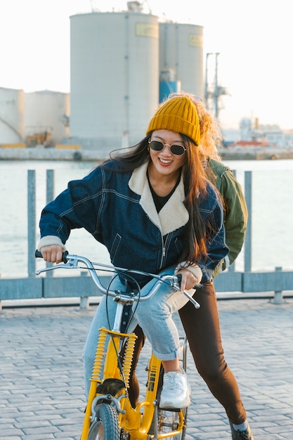 Ragazza in bicicletta nel porto