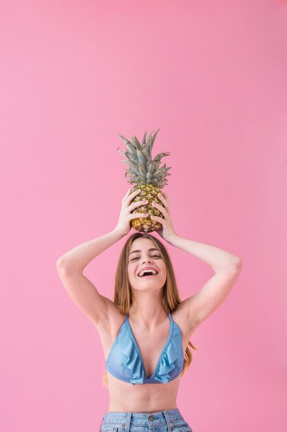 Ragazza in bikini con ananas