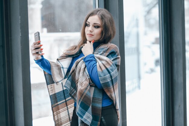 Ragazza in caffè