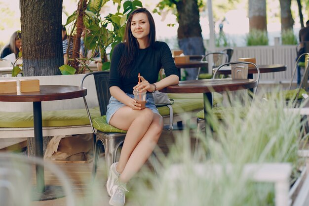 ragazza in caffè