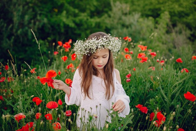 Ragazza in cerca di fiori