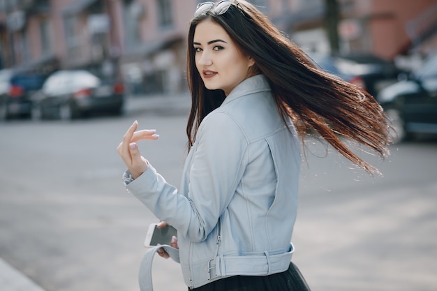 Ragazza in città