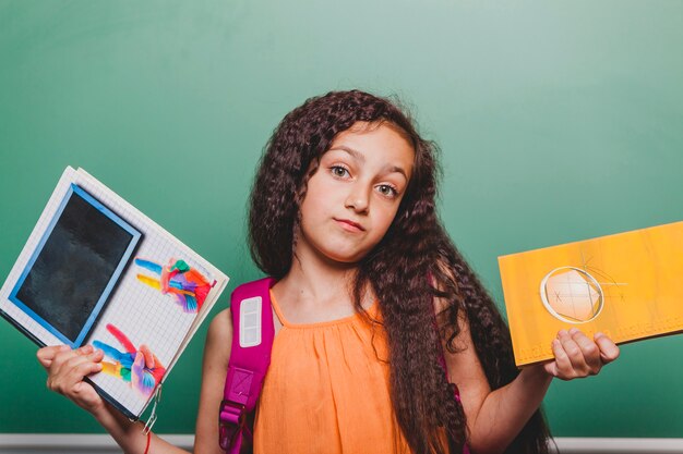 Ragazza in classe con libri