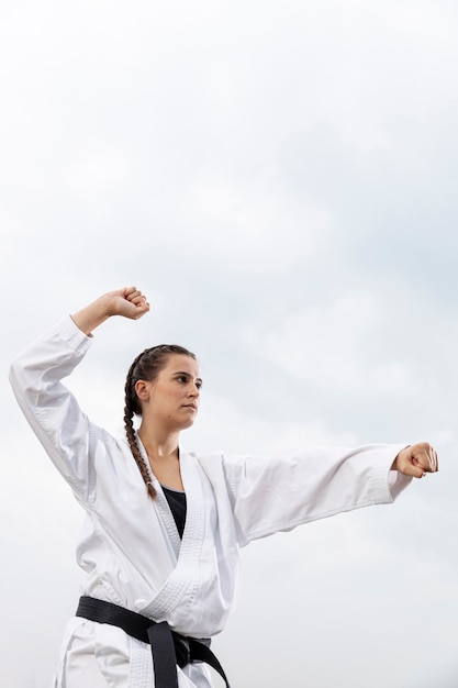 Ragazza in costume di arte marziale all'aperto