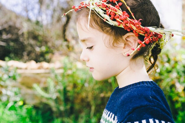 Ragazza in ghirlanda di fiori