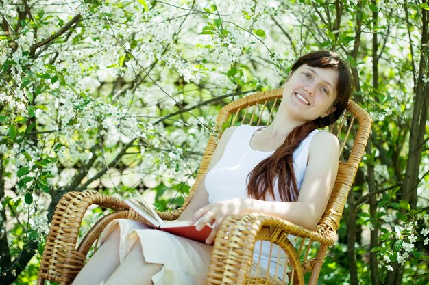 Ragazza in giardino fioritura