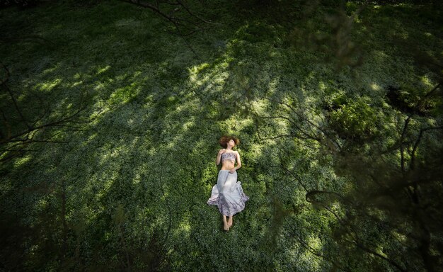 Ragazza in giardino ripresa dall'alto