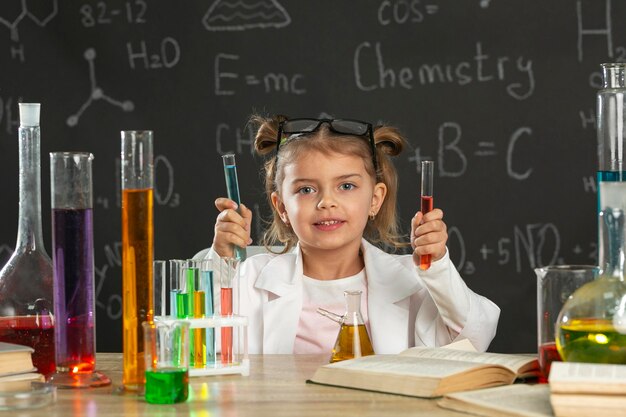 Ragazza in laboratorio che fa i test