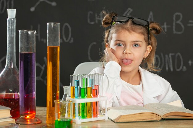 Ragazza in laboratorio che fa i test