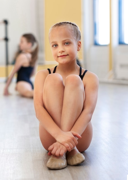 Ragazza in palestra durante una lezione di danza classica