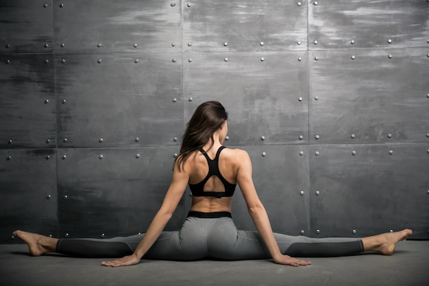 Ragazza in palestra facendo yoga