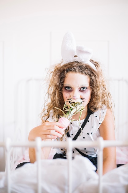 Ragazza in pianta di degustazione delle orecchie conigli