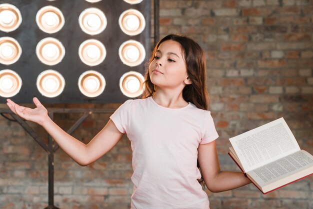 Ragazza in piedi di fronte al palcoscenico