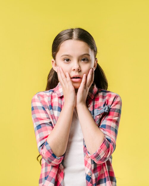 Ragazza in piedi scioccato in studio