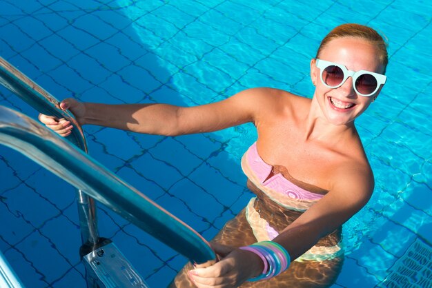 Ragazza in piscina