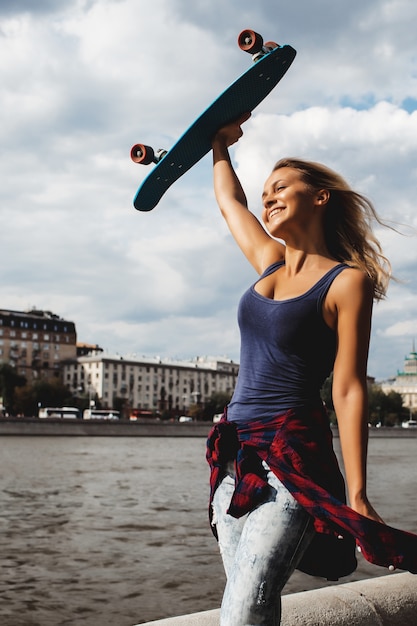 ragazza in posa con skate board