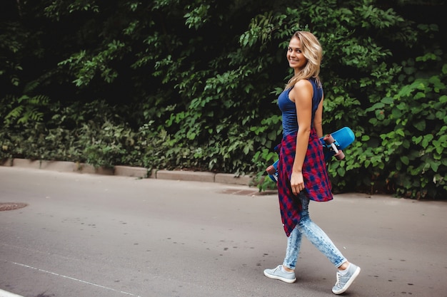 ragazza in posa con skate board