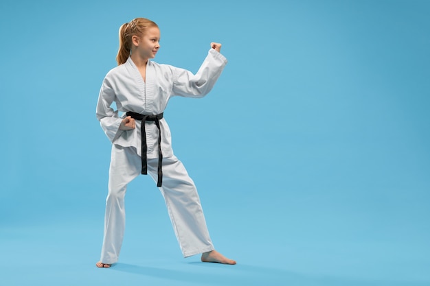 Ragazza in posizione di combattimento di karate. Concetto di arti marziali.