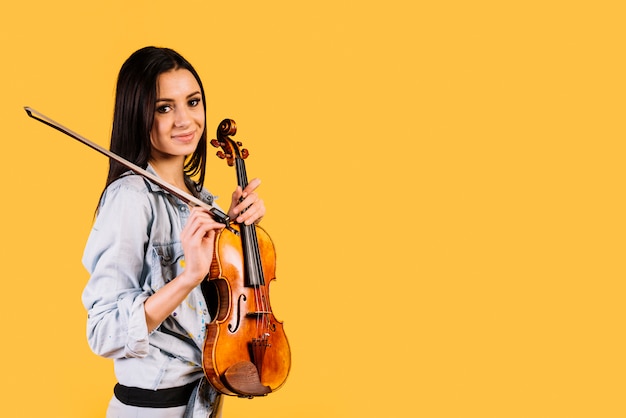 Ragazza in possesso di un violino