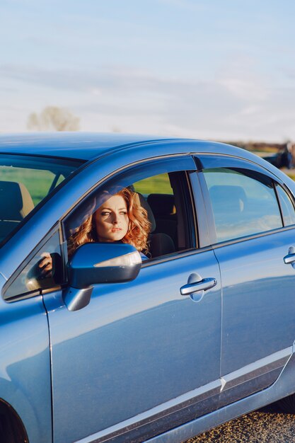 ragazza in un&#39;auto