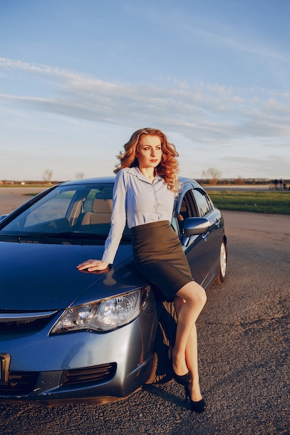 ragazza in un&#39;auto