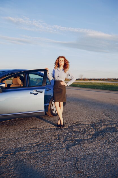 ragazza in un&#39;auto