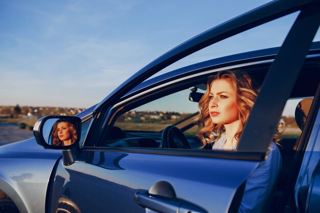 ragazza in un&#39;auto