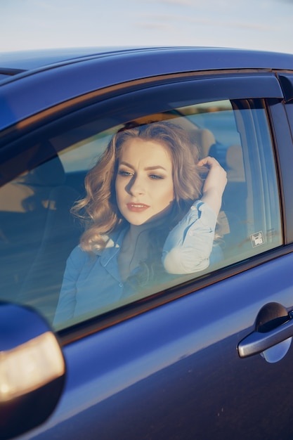 ragazza in un&#39;auto