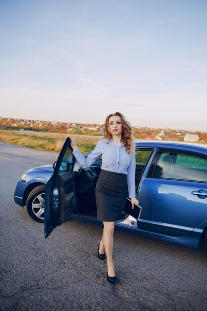 ragazza in un&#39;auto