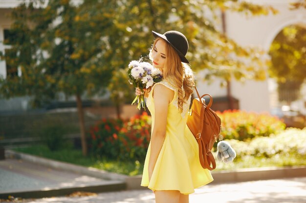 ragazza in un cappello