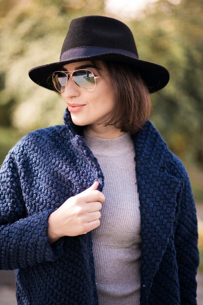 Ragazza in un cappello