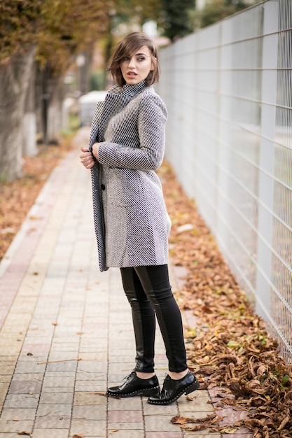 Ragazza in un cappotto