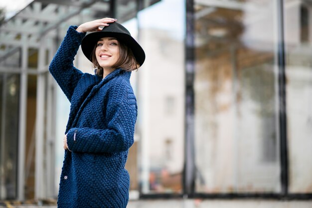 Ragazza in un cappotto