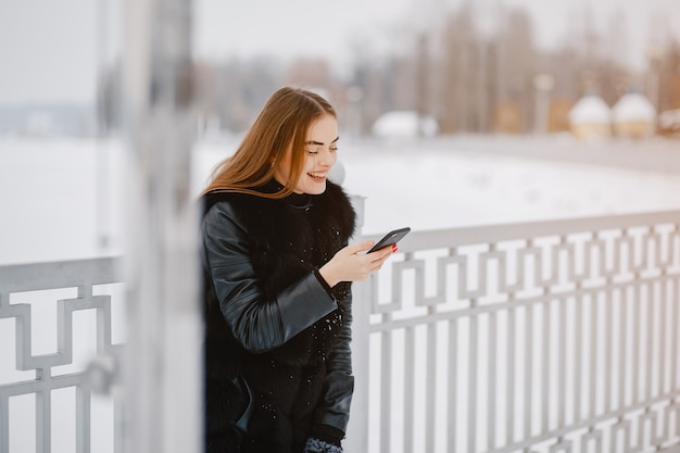 Ragazza in un parco d&#39;inverno